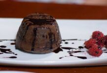 Caldi, golosi e al cioccolato ma nascondono un ripieno cremoso che non ti aspetti, questi tortini li devi preparare adesso! ricettasprint.it