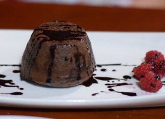 Caldi, golosi e al cioccolato ma nascondono un ripieno cremoso che non ti aspetti, questi tortini li devi preparare adesso! ricettasprint.it
