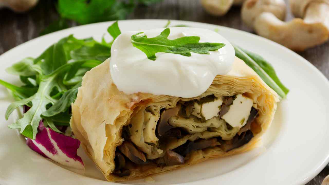 Un rotolo di pasta sfoglia pronta, una salsiccia e una manciata di funghi fai un strudel salato buonissimo