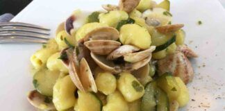 Unisci zucchine e vongole e condisci gli gnocchi è quello che ci vuole alla vigilia di Capodanno