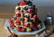 Vogliamo stravolgere il classico pandoro? Prepariamo la crema pasticciera e guarniamo con frutti rossi. In inverno li troviamo anche surgelati