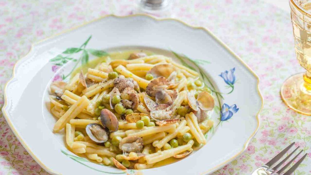 Vuoi fare una pasta e piselli unica, aggiungi poche vongole finalmente