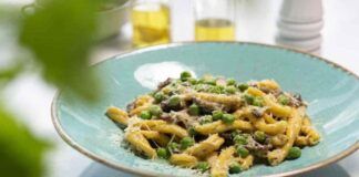 Pasta ai 4 ingredienti, piselli, funghi, salsiccia e burro: non ci metto la panna è ancora più buona