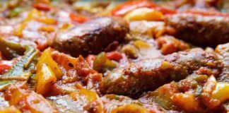 Patate al forno con peperoni e salsicce di pollo, il secondo che si prepara da solo e a mangiarlo ci pensiamo tutti