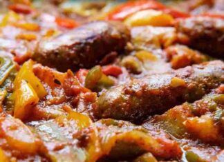 Patate al forno con peperoni e salsicce di pollo, il secondo che si prepara da solo e a mangiarlo ci pensiamo tutti