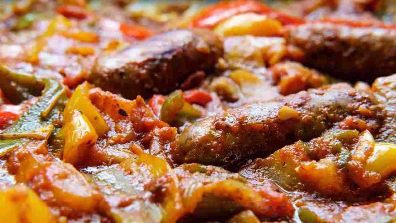 Patate al forno con peperoni e salsicce di pollo, il secondo che si prepara da solo e a mangiarlo ci pensiamo tutti - RicettaSprint.it  --- (Fonte immagine: https://www.ricettasprint.it/wp-content/uploads/2023/12/patate-6.jpg)