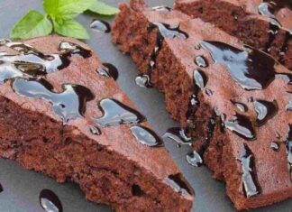 Tortina con liquore al cioccolato: ci metti 5 minuti se vuoi conquistare i tuoi amici ricettasprint.it
