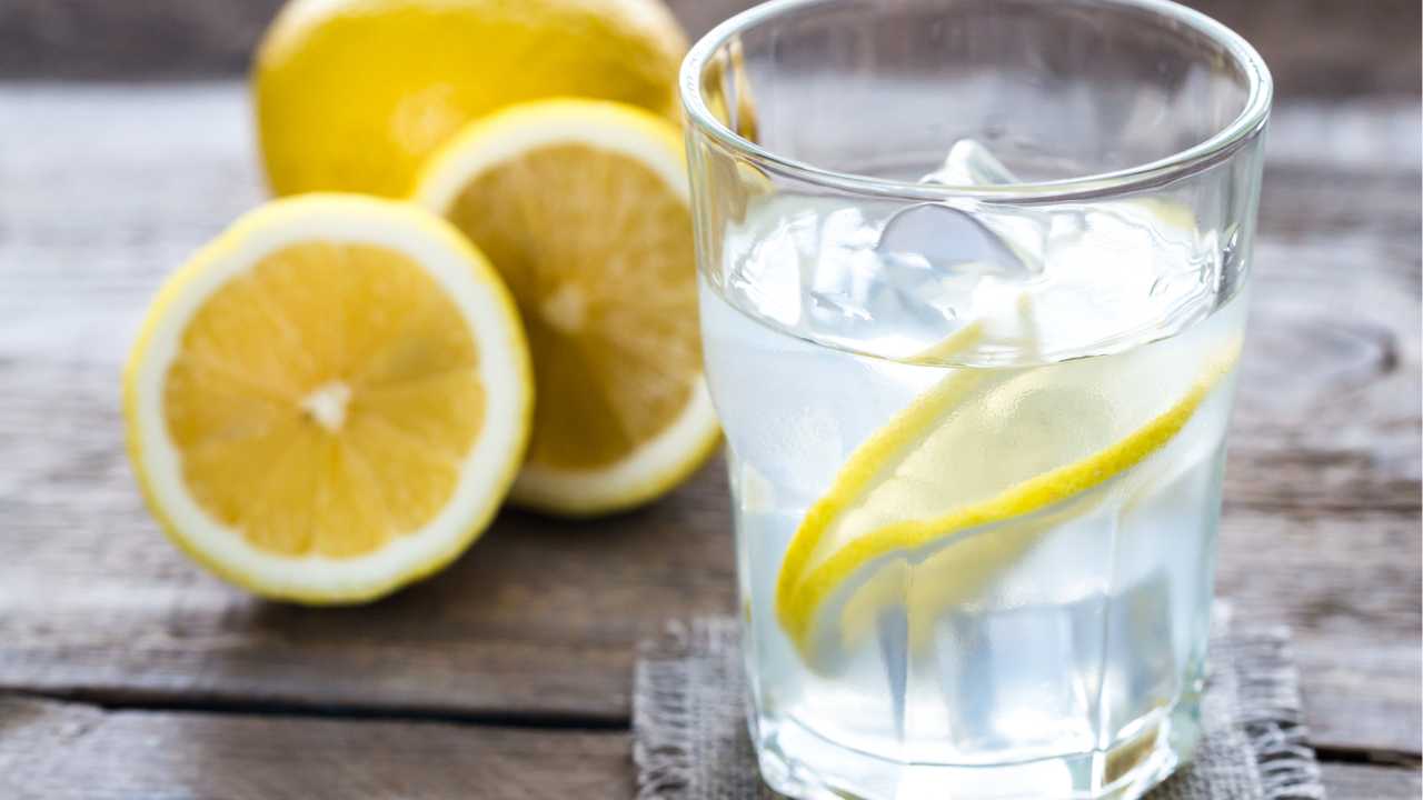 Acqua e limone a cosa serve veramente
