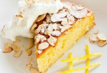 Agrumi e mandorle, la combo perfetta per preparare questa torta, lo servo sempre con un ciuffetto di panna