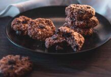 Biscotti ai cereali e gocce di cioccolato: si preparano senza uova e farina, pazzesco ma vero! ricettasprint.it