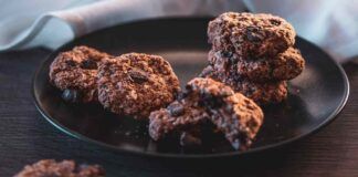 Biscotti ai cereali e gocce di cioccolato: si preparano senza uova e farina, pazzesco ma vero! ricettasprint.it