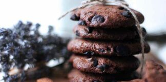 Il segreto dei migliori biscotti al cioccolato? Falli con la farina di mandorle e uvetta, sono da sballo!