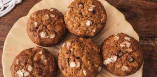 Avevo della farina integrale e dell'avena, ci ho preparato dei biscotti light sofficissimi e senza accendere il forno, sono sorprendenti!