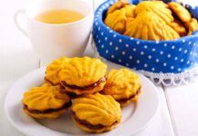 Biscotti ripieni di marmellata, a colazione sono una vera delizia