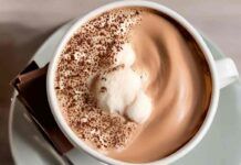 Hai mai provato un cappuccino al cioccolato? Io lo faccio in casa ma è più cremoso di quello del bar, ti dovrai leccare anche i baffi! La colazione meglio del bar te la faccio io, col cappuccino al cioccolato in 2 minuti ti prepari un grande buongiorno