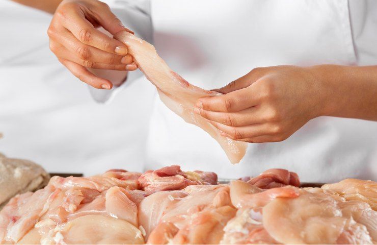 Come pulire la carne di pollo per evitare contaminazioni e rischi per la salute