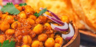 Tuffati in un piatto dalla bontà travolgente vegan free: con i ceci al pomodoro, fai centro in un attimo!