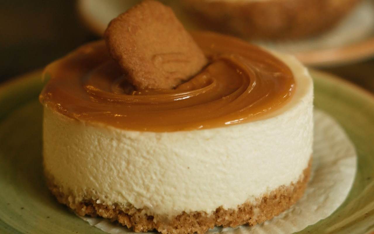 Cheesecake al caramello: travolgente golosità che saprà stupire gli ospiti in pochi minuti ricettasprint.it