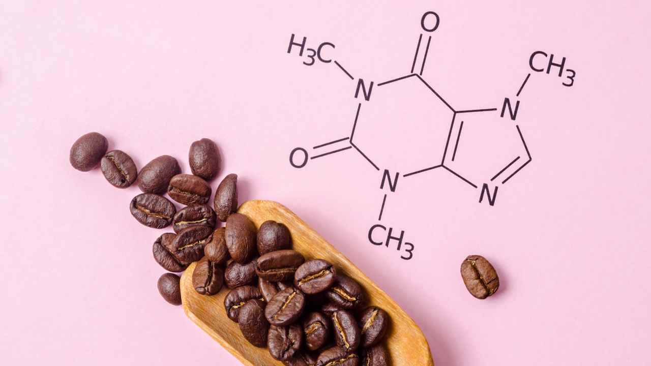 Cosa fa troppa caffeina, gli effetti su fisico e cervello