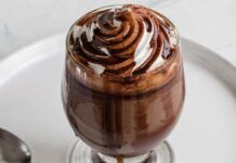 Affonda il cucchiaino in questa deliziosa Crema di latte affogata al caffè: te la puoi mangiare sia calda che fredda!