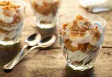 Con un vasetto di yogurt alla vaniglia e qualche biscotto fai un dessert al cucchiaio: solo 160 kcal, pronto in un attimo Dessert cucchiaio yogurt biscotti