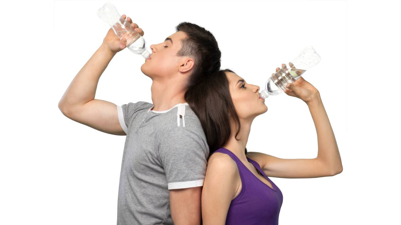 Bere acqua cosa succede se lo fai ogni giorno nelle giuste quantità