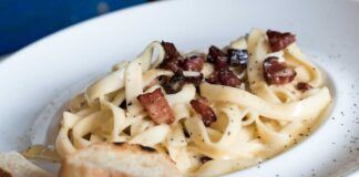 Con questa ricetta stai in cucina solo 10 minuti: le Fettuccine quick e guanciale, si preparano in un attimo e piacciono a tutti