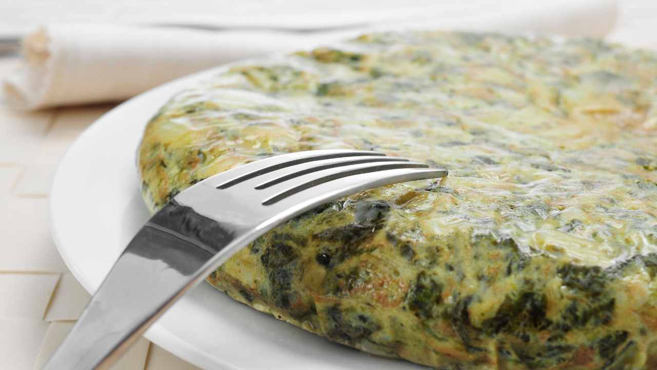 Spinaci avanzati, uova e un po’ di formaggio filante, facciamo una cena che spacca