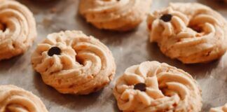 Da una manciata di nocciole e quello che avevo in casa, è venuto fuori un impasto morbido per la sparabiscotti, per frollini da urlo!