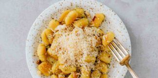 Gnocchetti croccanti con pecorino e aromi: un pranzetto sfizioso pronto in 5 minuti da gustare con gli amici ricettasprint.it