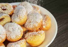 Ho aggiunto della marmellata all'impasto di farina e zucchero, ho servito delle frittelline gustosissime, sono sparite dal piatto