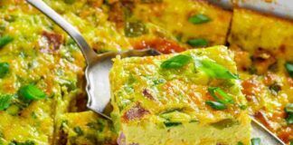 In frigo hai delle zucchine e prosciutto Benissimo aggiungi alle uova, metti in forno e servi una frittata che non teme rivali