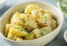 Con le patate faccio sempre questa ricetta, per il pranzo sistemo tutti così, grandi e piccini Insalata di patate novelle - RicettaSprint