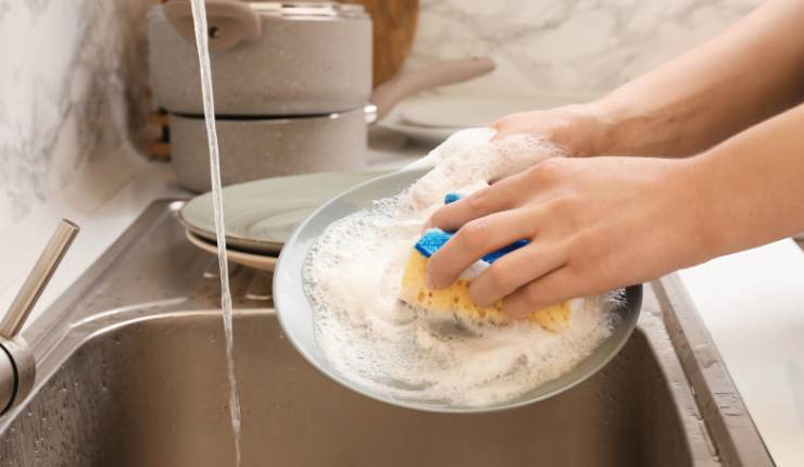 Lavare stoviglie con acqua di cottura della pasta Ricettasprint