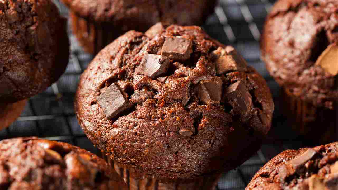 Muffin al cioccolato di Benedetta Rossi per iniziare alla grande la giornata, cosa aspetti, preparali subito!