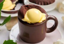 Ti occorre una tazza e solo 10 minuti fai un mugcake ripieno alla crema da capogiro