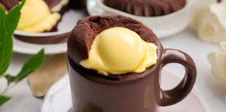 Ti occorre una tazza e solo 10 minuti fai un mugcake ripieno alla crema da capogiro