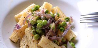 Non avevo la pancetta e ho preparato così la pasta e piselli è stato un gran successo, la faccio spesso la domenica