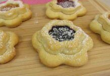 Non ci crederete ma la pasta frolla ho preparato dei biscotti buonissimi, ci metti un po' di marmellata, che bontà