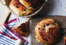 Latte, burro e una manciata di gocciole, fai la colazione più buona dei tempi, solo 150 kcal Panini al latte e burro: anche se ne prepari tanti, tutte le mattine te li mangi come appena sfornati, restano morbidissimi!