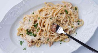 Che fai butti le salsicce avanzate? Aspetta! Ti faccio preparare un piatto di pasta buonissimo in 10 minuti