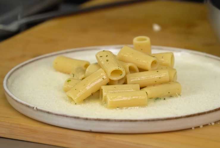 Pasta burro e parmigiano ricetta di Bruno Barbieri - RicettaSprint
