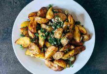 Ti servono tanti aromi e formaggio per preparare queste patate rustiche, a casa mia nessuno gli resiste, anzi le vogliono solo se le faccio così