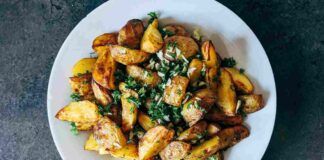 Ti servono tanti aromi e formaggio per preparare queste patate rustiche, a casa mia nessuno gli resiste, anzi le vogliono solo se le faccio così