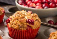 Per una colazione leggera e gustosa, prepara i muffin alle nocciole e mirtilli senza uova e burro