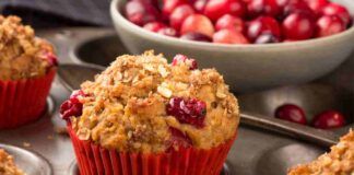 Per una colazione leggera e gustosa, prepara i muffin alle nocciole e mirtilli senza uova e burro