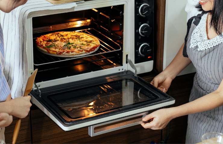 Cuocere la pizza in teglia come fare per evitare di bruciarla