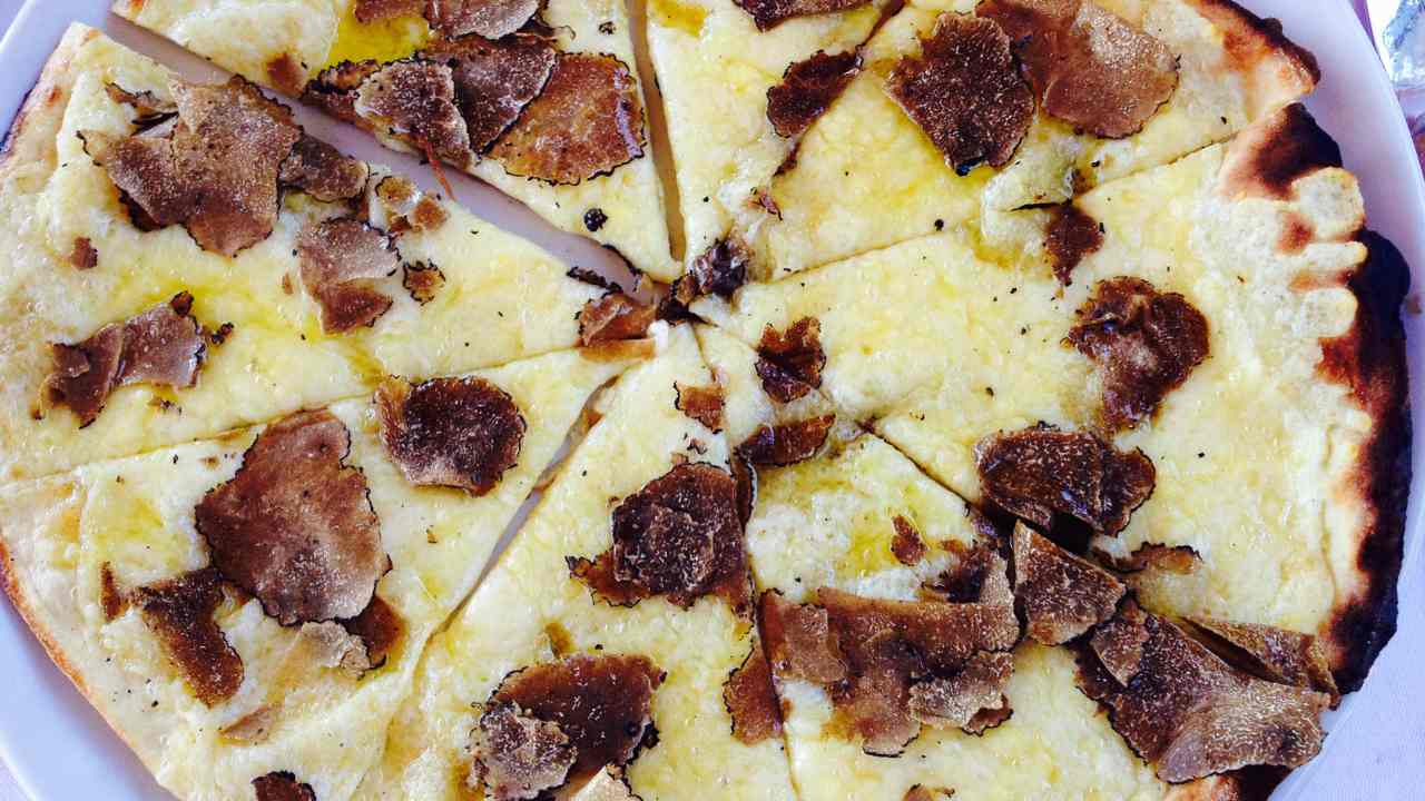 Da quando la pizza bianca la faccio così, è diventata una ricetta gourmet, mi chiedono tutti il bis