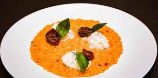 Per questo risotto al pesto di pomodori secchi e burrata, ci metti 20 minuti ma sembra uscito da un ristorante, è buonissimo!