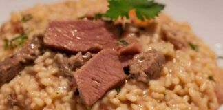 Preparo prima lo spezzatino di manzo e con il sughetto faccio un risotto: ecco la mia soluzione per un pranzo completo da leccarsi i baffi